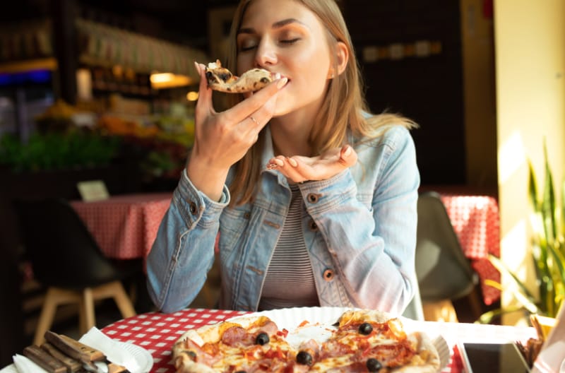 http://woman%20eating%20pizza
